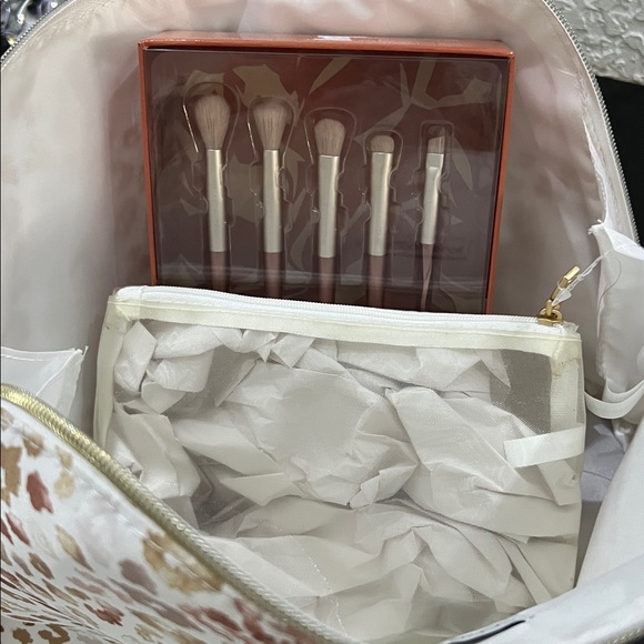 SONIA KASHUK LARGE DOME CASE & EYE BRUSH SET -NWT - Picture 7 of 8